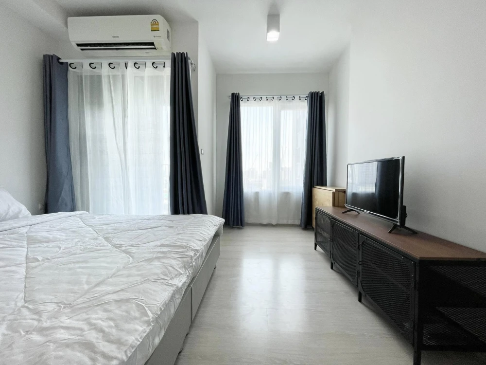 For sale: Chapter One Eco Ratchada-Huai Khwang. Clean room decorated in a soothing tone. Fully furnished. Just bring your bags and move in.