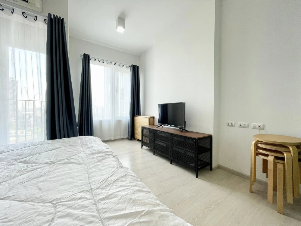 For sale: Chapter One Eco Ratchada-Huai Khwang. Clean room decorated in a soothing tone. Fully furnished. Just bring your bags and move in.
