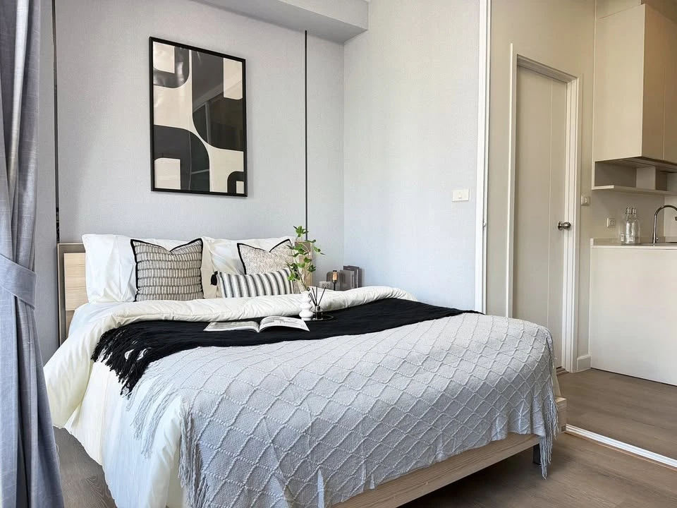 Selling a beautifully decorated Studio room at Chapter One Eco Ratchada-HuaiKhwang. Fully furnished with all appliances included; just bring your bags
