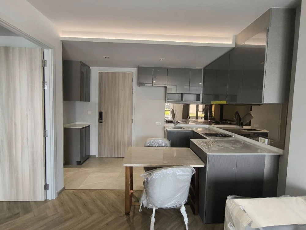 Selling Chapter Thonglor 25 condo unit, ready to move in. Fully furnished + complete appliances. Just bring your suitcase! Don't miss out!