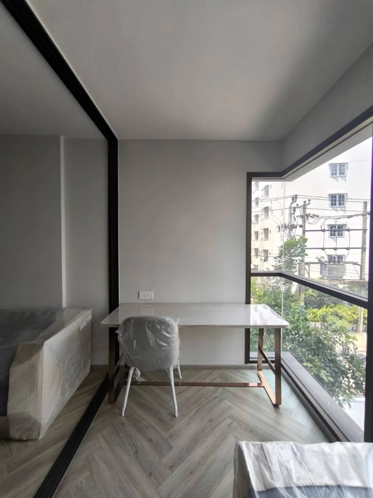 Selling Chapter Thonglor 25 condo unit, ready to move in. Fully furnished + complete appliances. Just bring your suitcase! Don't miss out!