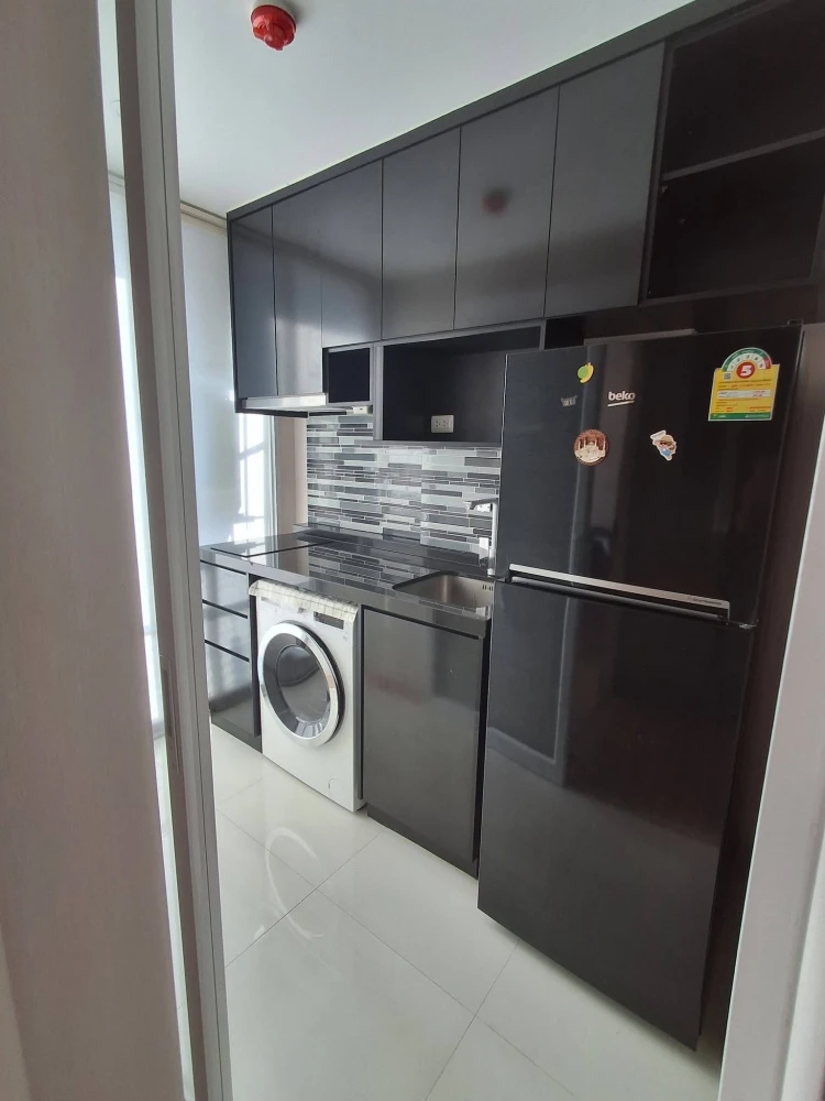For Sale: Chateau In Town Charansanitwong 96/2. An airy unit with good natural light and a peaceful atmosphere; comes fully equipped with built-in fur