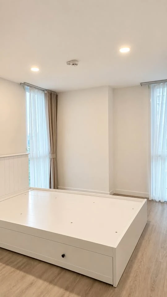 Selling Chateau In Town Ratchayothin, unfurnished unit with spacious living area and complete amenities. Don't miss out! images