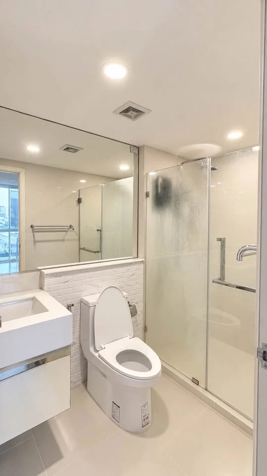 Selling Chateau In Town Ratchayothin, unfurnished unit with spacious living area and complete amenities. Don't miss out!