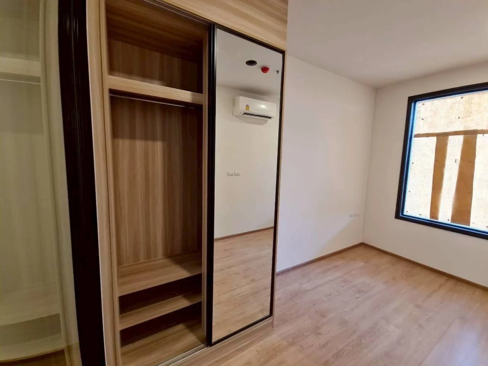 Selling a spacious, unfurnished condo at Chewathai Kaset Nawamin. Book now!