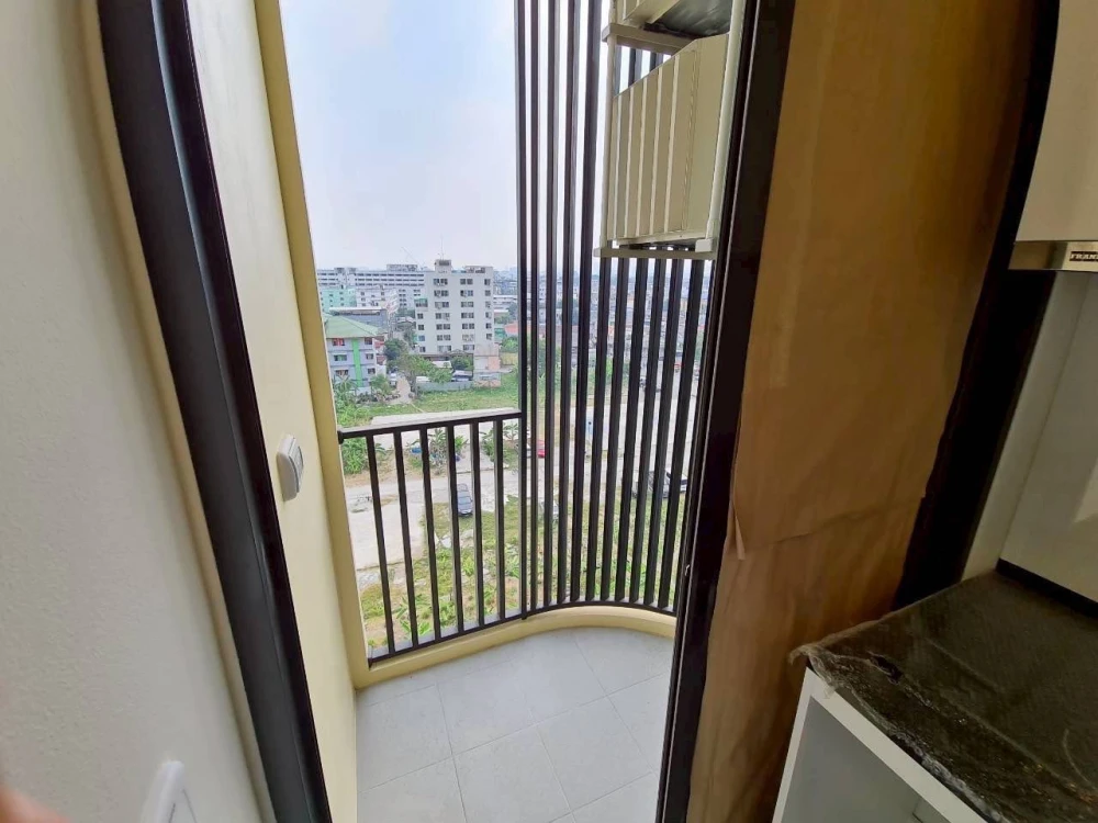 Selling a spacious, unfurnished condo at Chewathai Kaset Nawamin. Book now!