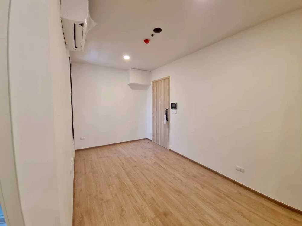 Selling a spacious, unfurnished condo at Chewathai Kaset Nawamin. Book now!