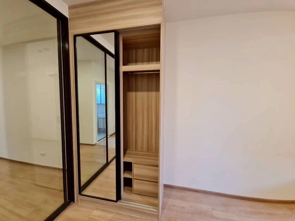 Selling a spacious, unfurnished condo at Chewathai Kaset Nawamin. Book now!