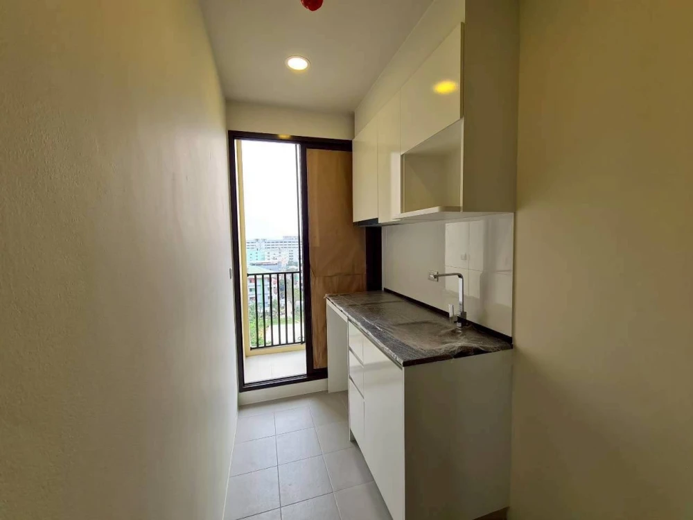Selling a spacious, unfurnished condo at Chewathai Kaset Nawamin. Book now!
