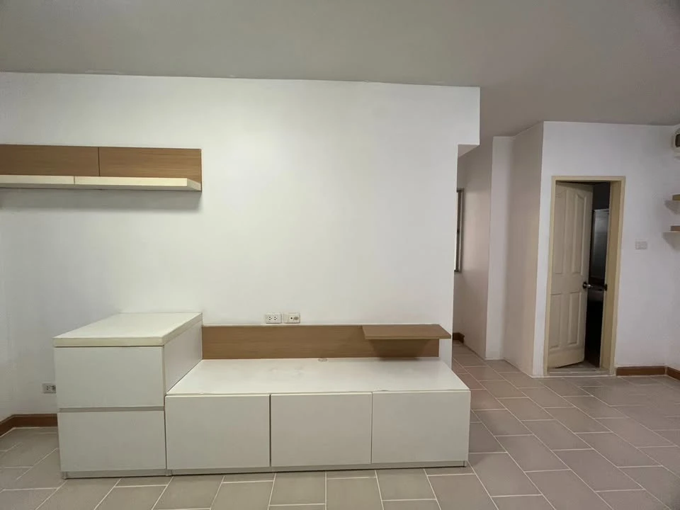 Selling City Home Ratchada-Pinklao, 1 bedroom unit with spacious living area and complete amenities. Don't miss out!