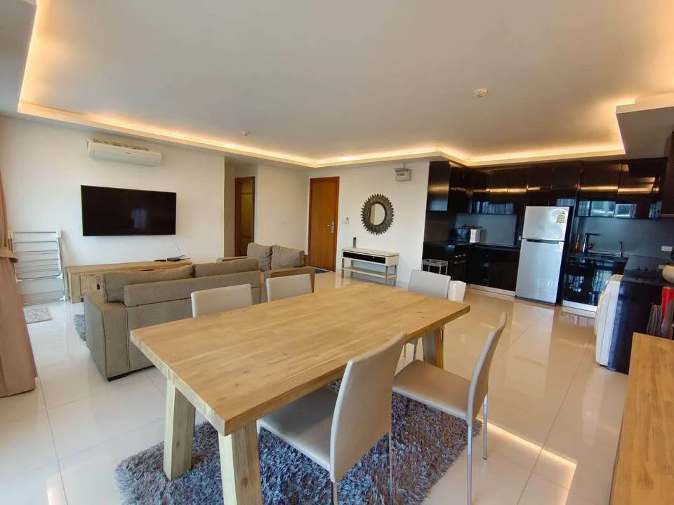 For sale: Club Royal Wongamat (North Pattaya), 6th floor, swimming pool view, 3 bedrooms, 2 bathrooms, very large room, reserve now.