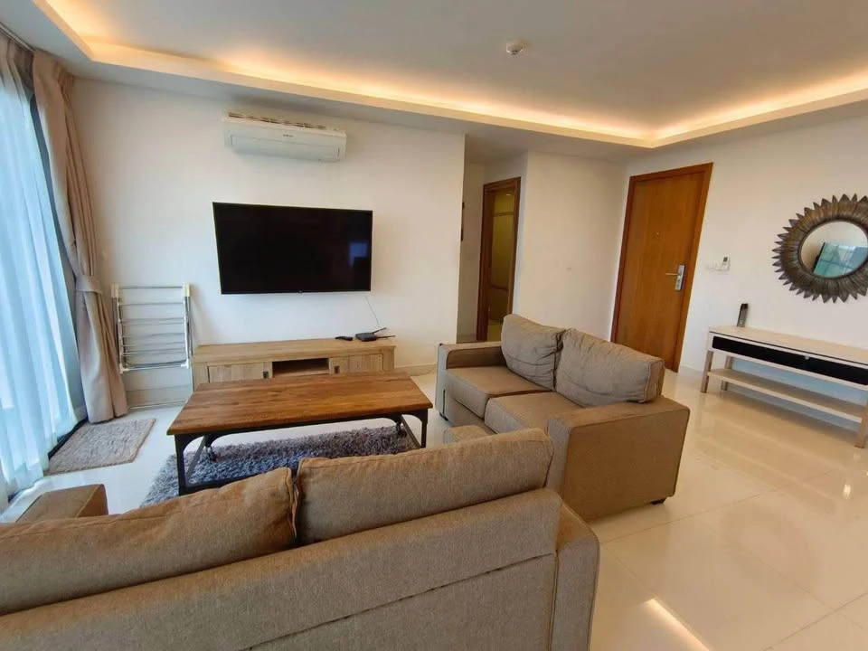 For sale: Club Royal Wongamat (North Pattaya), 6th floor, swimming pool view, 3 bedrooms, 2 bathrooms, very large room, reserve now.