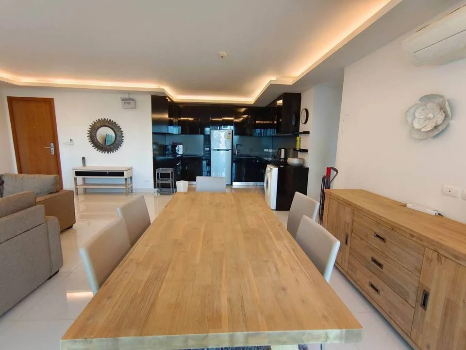 For sale: Club Royal Wongamat (North Pattaya), 6th floor, swimming pool view, 3 bedrooms, 2 bathrooms, very large room, reserve now.