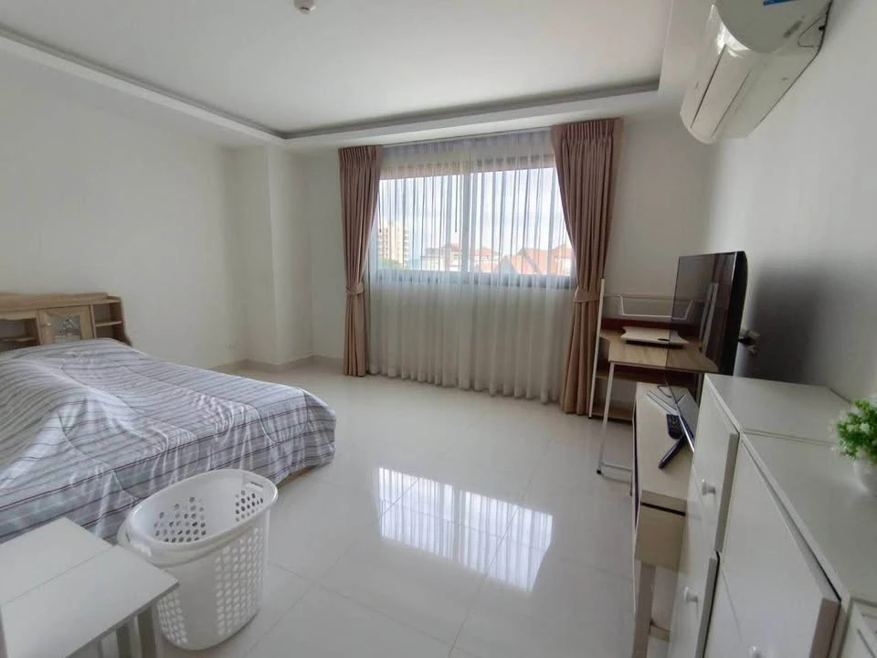 For sale: Club Royal Wongamat (North Pattaya), 6th floor, swimming pool view, 3 bedrooms, 2 bathrooms, very large room, reserve now.