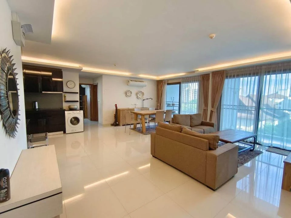 For sale: Club Royal Wongamat (North Pattaya), 6th floor, swimming pool view, 3 bedrooms, 2 bathrooms, very large room, reserve now.