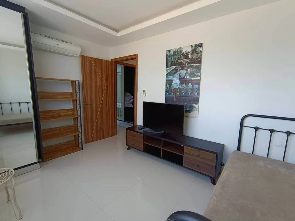 For sale: Club Royal Wongamat (North Pattaya), 6th floor, swimming pool view, 3 bedrooms, 2 bathrooms, very large room, reserve now.
