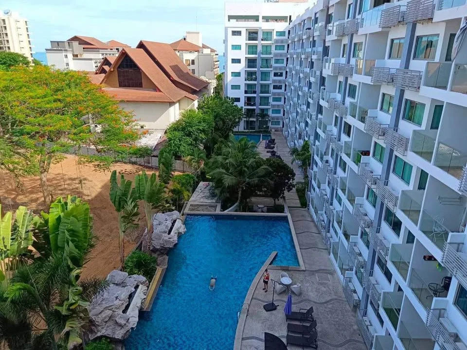 For sale: Club Royal Wongamat (North Pattaya), 6th floor, swimming pool view, 3 bedrooms, 2 bathrooms, very large room, reserve now.