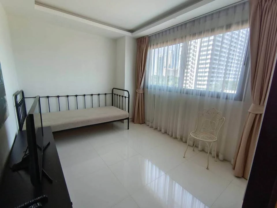 For sale: Club Royal Wongamat (North Pattaya), 6th floor, swimming pool view, 3 bedrooms, 2 bathrooms, very large room, reserve now.