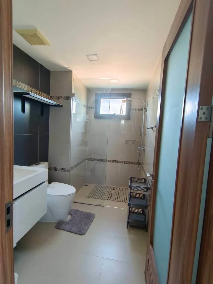 For sale: Club Royal Wongamat (North Pattaya), 6th floor, swimming pool view, 3 bedrooms, 2 bathrooms, very large room, reserve now.