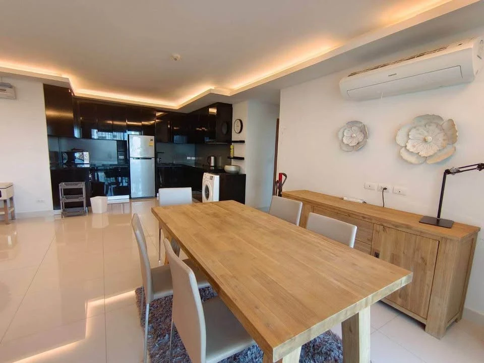 For sale: Club Royal Wongamat (North Pattaya), 6th floor, swimming pool view, 3 bedrooms, 2 bathrooms, very large room, reserve now.