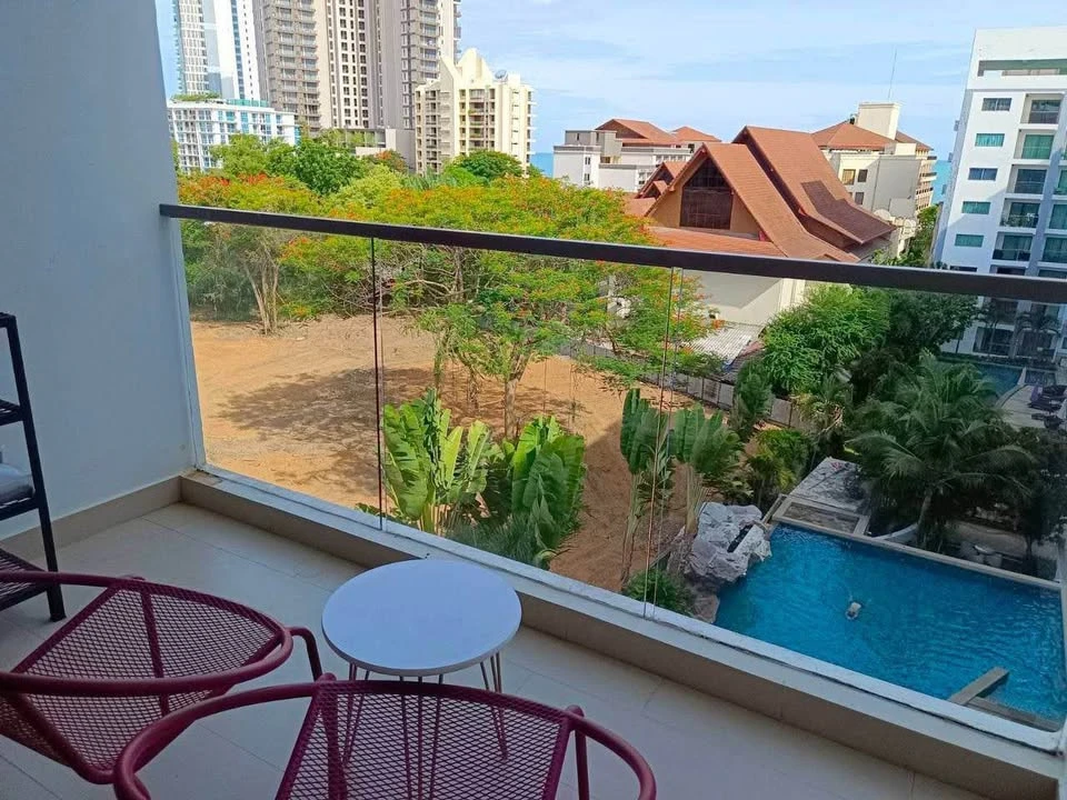 For sale: Club Royal Wongamat (North Pattaya), 6th floor, swimming pool view, 3 bedrooms, 2 bathrooms, very large room, reserve now.