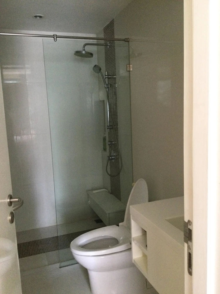 For sale: COLLEZIO Sathorn-Phiphat, 8th floor, comfortable room, not cramped, view of Sathorn Road, all furniture included, reserve now.