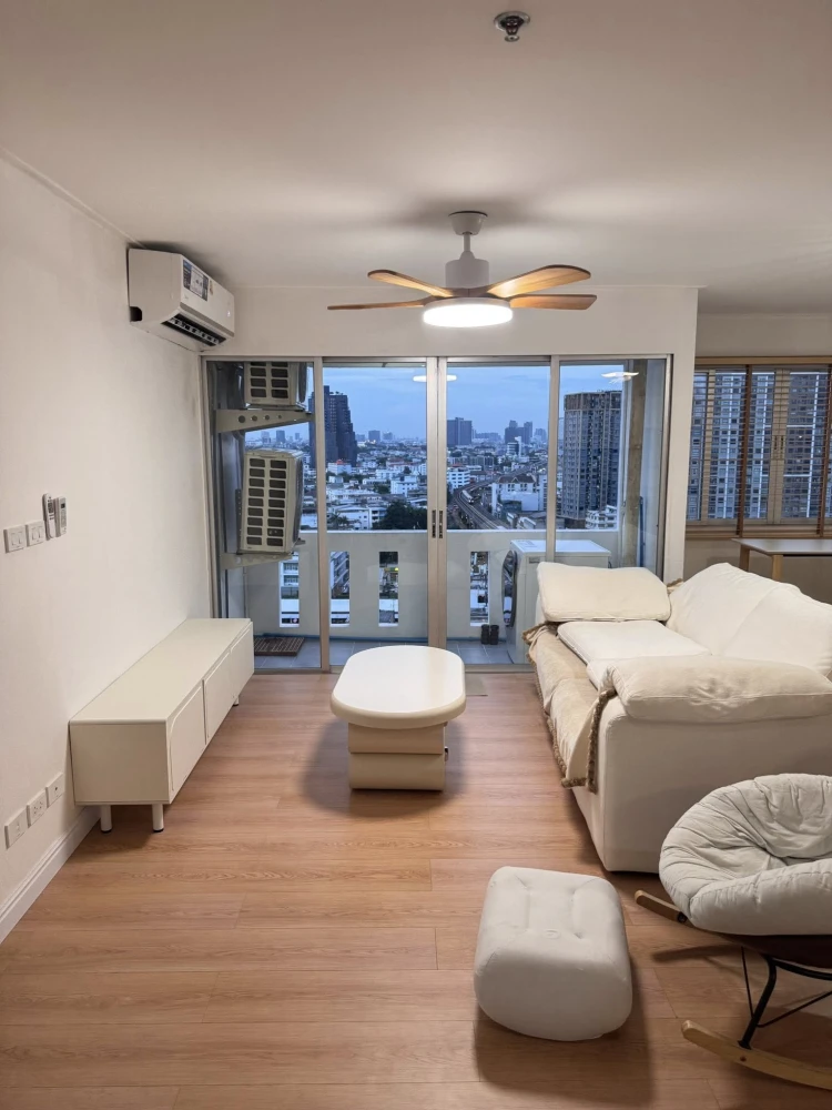Selling Commonwealth Pinklao 1-bedroom, 1-bathroom unit with spacious living area and complete amenities. Book now!