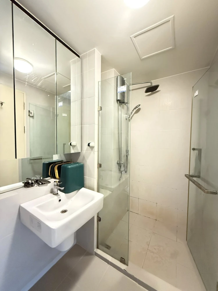 Selling a beautifully decorated condo at Aspire Ladprao 113. High-quality built-in furniture. Amazing price! Own it today! Don't wait!