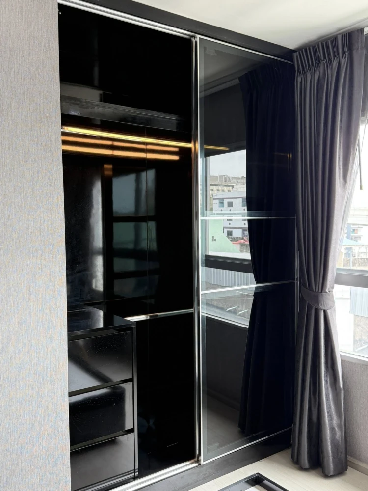 Selling a beautifully decorated condo at Aspire Ladprao 113. High-quality built-in furniture. Amazing price! Own it today! Don't wait!
