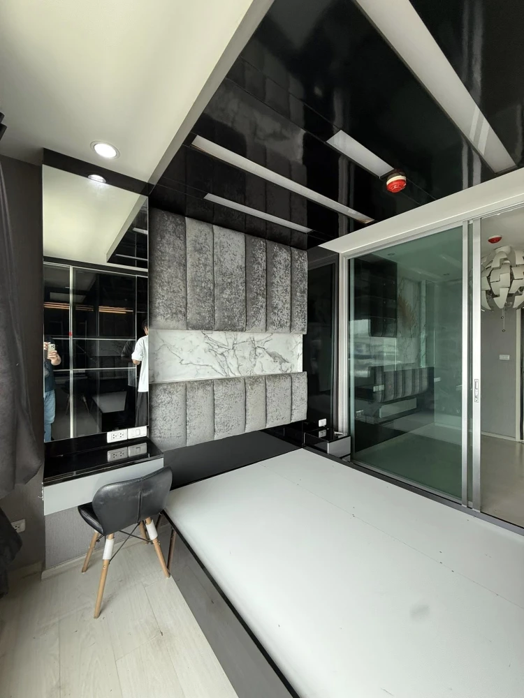Selling a beautifully decorated condo at Aspire Ladprao 113. High-quality built-in furniture. Amazing price! Own it today! Don't wait!