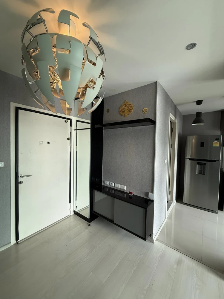 Selling a beautifully decorated condo at Aspire Ladprao 113. High-quality built-in furniture. Amazing price! Own it today! Don't wait!
