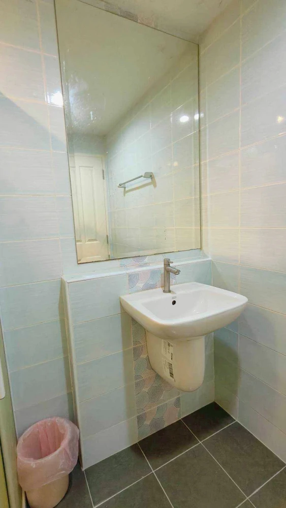 Selling a condo at Hallmark Ngamwongwan. The unit is in excellent condition with high-quality wallpaper. The price is amazing! Come and reserve yours