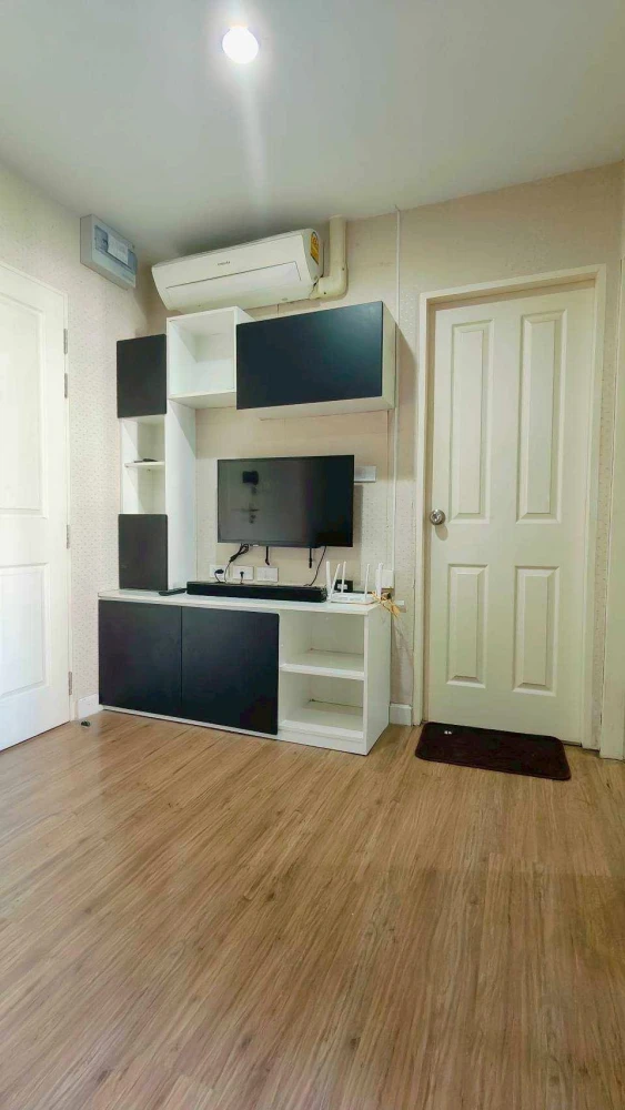 Selling a condo at Hallmark Ngamwongwan. The unit is in excellent condition with high-quality wallpaper. The price is amazing! Come and reserve yours