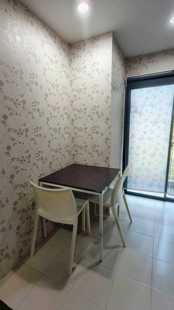 Selling a condo at Hallmark Ngamwongwan. The unit is in excellent condition with high-quality wallpaper. The price is amazing! Come and reserve yours