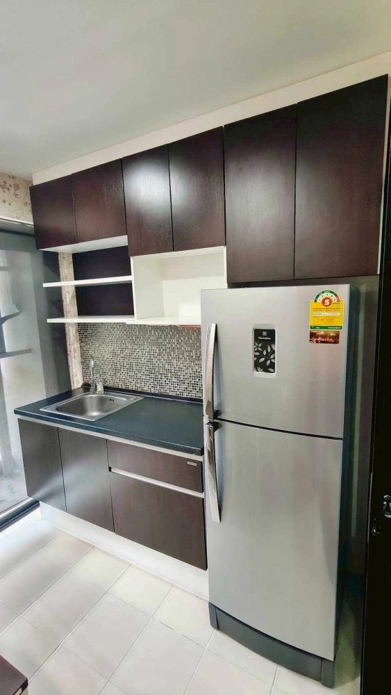 Selling a condo at Hallmark Ngamwongwan. The unit is in excellent condition with high-quality wallpaper. The price is amazing! Come and reserve yours