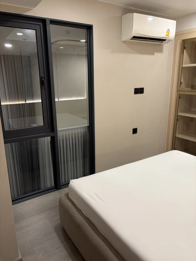 Selling a beautifully decorated Cooper Siam unit with high-quality built-in furniture. Convenient location. Don't miss out!