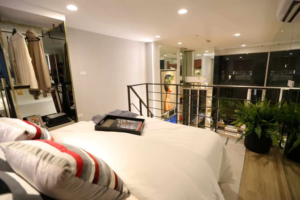 Selling Culture Thonglor 1-bedroom studio hybrid unit. Very high floor, unobstructed view, absolutely stunning! Book now!