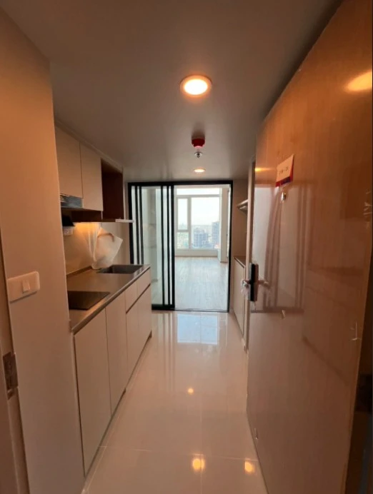 Selling Culture Thonglor 1-bedroom studio hybrid unit. Very high floor, unobstructed view, absolutely stunning! Book now!