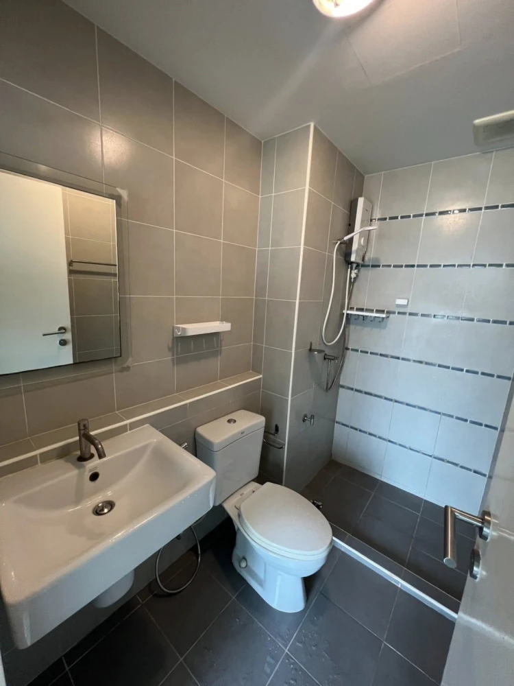 For sale: D Condo Campus Resort Bangsean, 1 bedroom, 1 bathroom, fully furnished, with nice wallpaper. Reserve now!