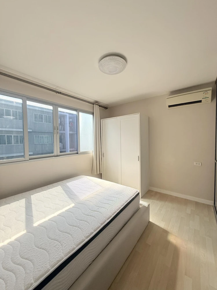 Selling D Condo Ramindra, 1 bedroom, 1 bathroom. High-quality built-in furniture and complete amenities. Book now!