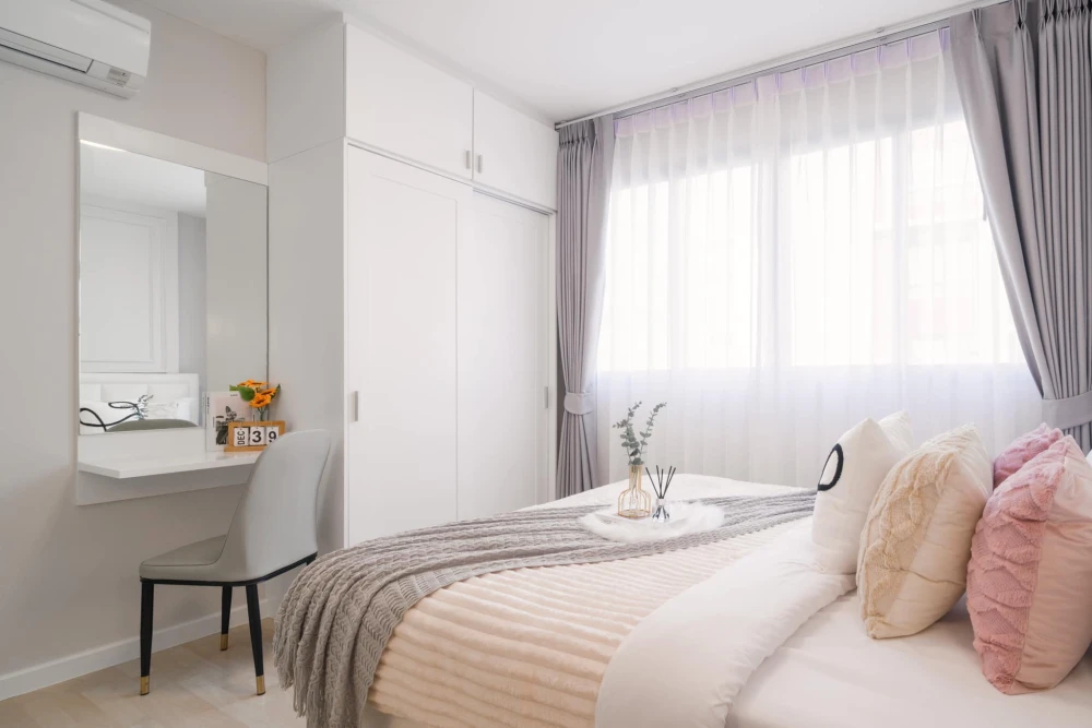 For sale: D Condo Ramindra, a lovely room, decorated in a controlled tone, comes with complete furniture. Don't miss out on this great deal.