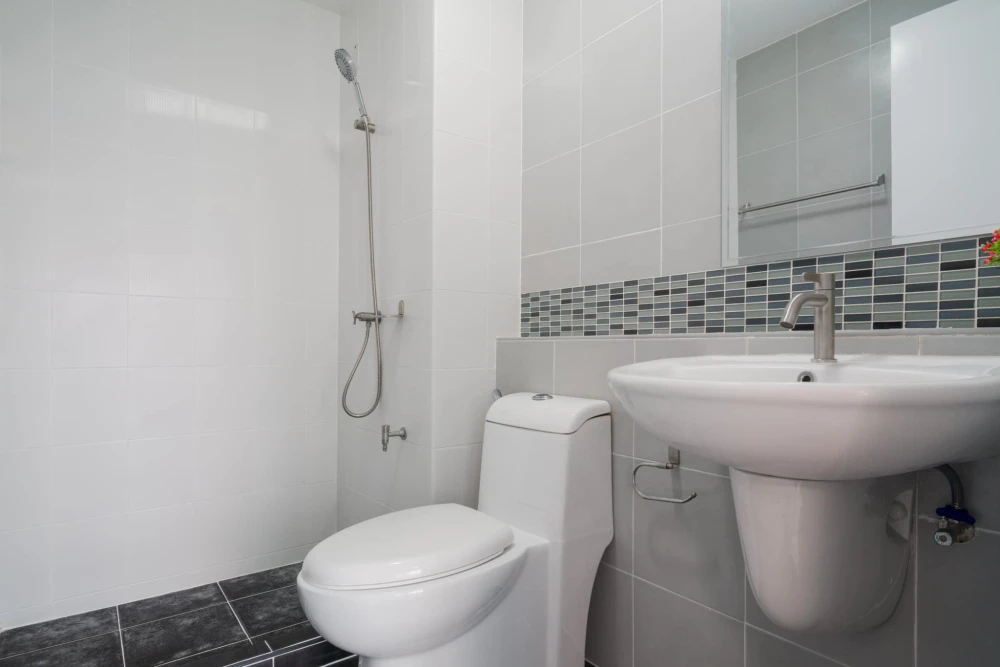 For sale: D Condo Ramindra, a lovely room, decorated in a controlled tone, comes with complete furniture. Don't miss out on this great deal.
