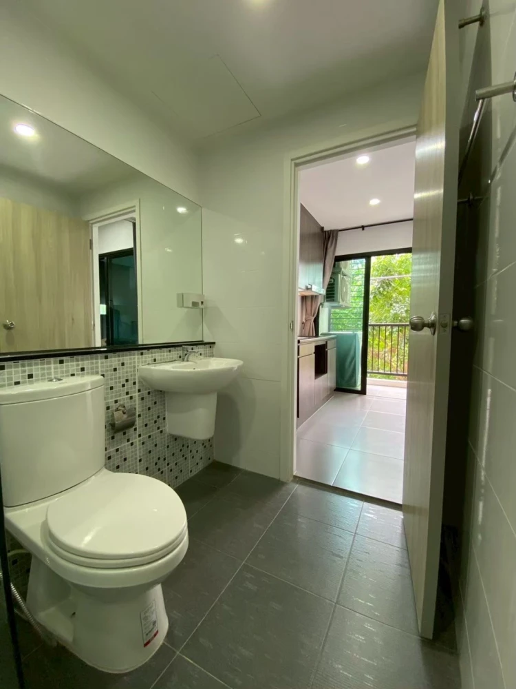 For sale: D Mark Condo Sutthisan, 3rd floor, nice room, fully furnished. Interested in owning one? Hurry and reserve now!