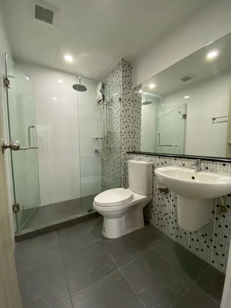 For sale: D Mark Condo Sutthisan, 3rd floor, nice room, fully furnished. Interested in owning one? Hurry and reserve now!