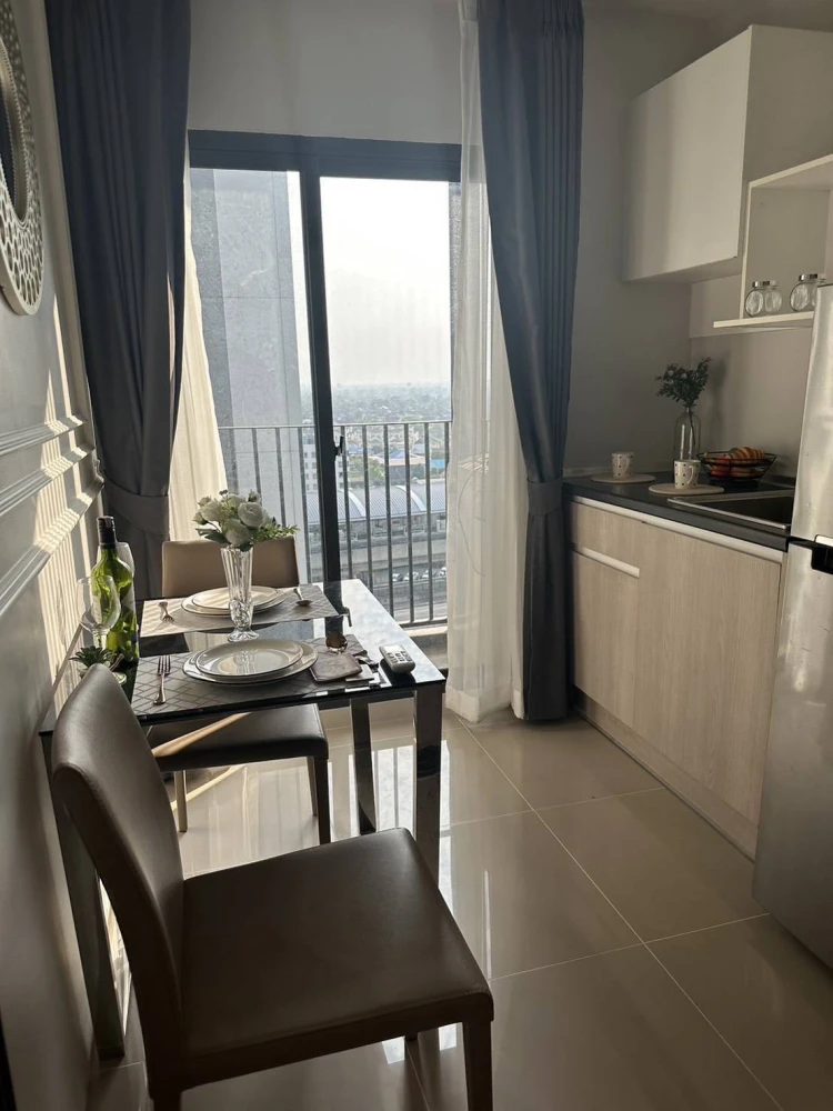 Selling Dcon Prime Rattanathibet, beautifully decorated unit with high-quality built-in furniture, in a prime location. Book now!