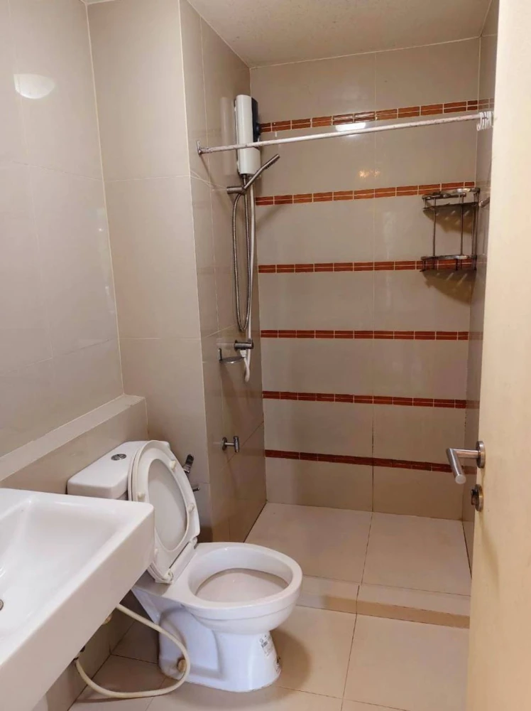 For sale: dcondo Campus Resort Rangsit 2, corner room, swimming pool view, fully furnished, nice to live in, reserve now.