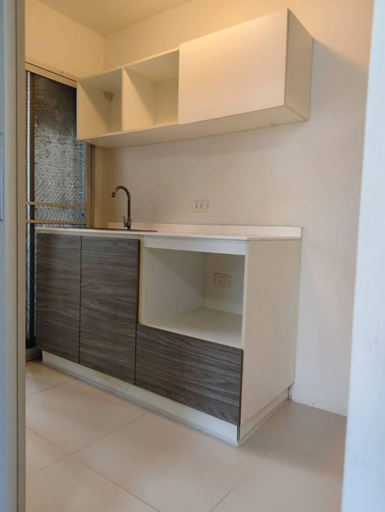 For sale: dcondo Campus Resort Rangsit 2, corner room, swimming pool view, fully furnished, nice to live in, reserve now.