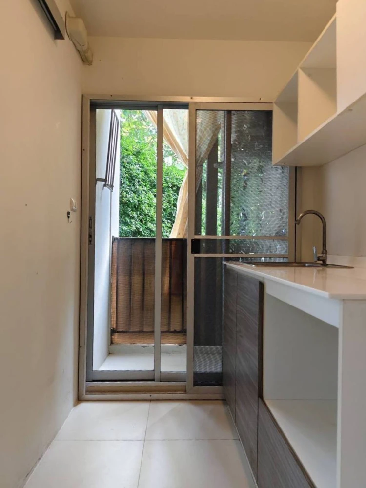 For sale: dcondo Campus Resort Rangsit 2, corner room, swimming pool view, fully furnished, nice to live in, reserve now.