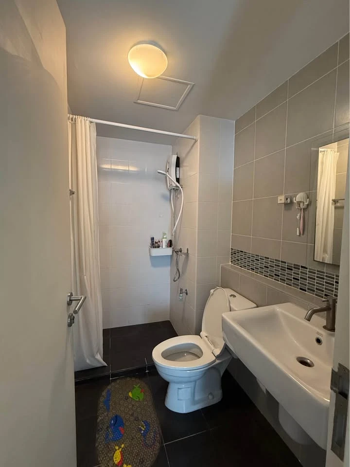 Selling Dcondo Onnut Rama 9, 3rd floor unit. High-quality built-in furniture. Convenient transportation. Book now!