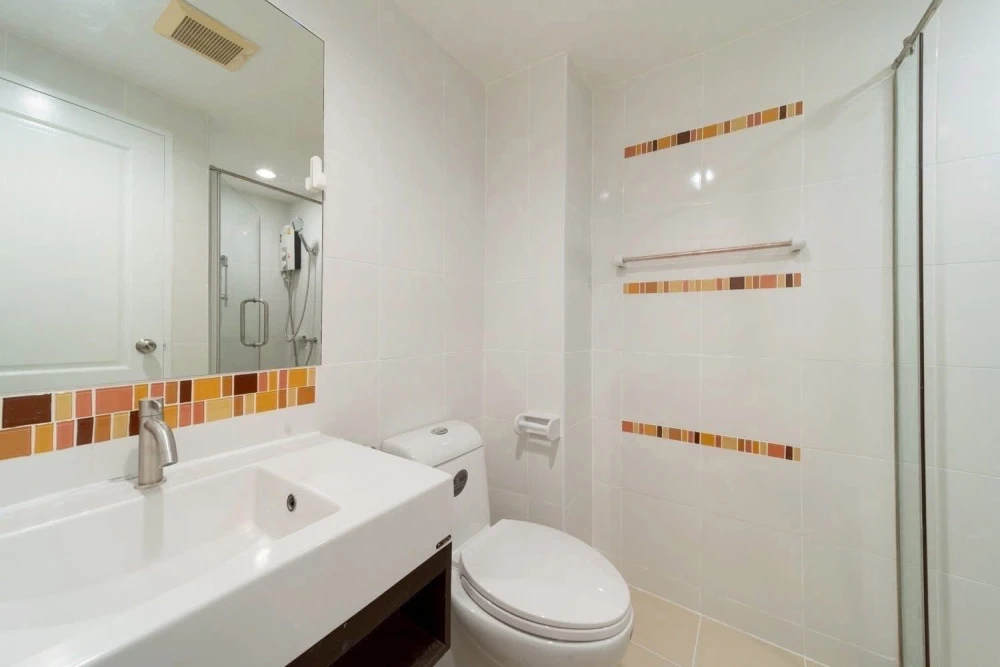 For sale: Den Vibhavadi, north-facing balcony, cool and comfortable, not hot, fully furnished, extremely beautiful, don't miss out!